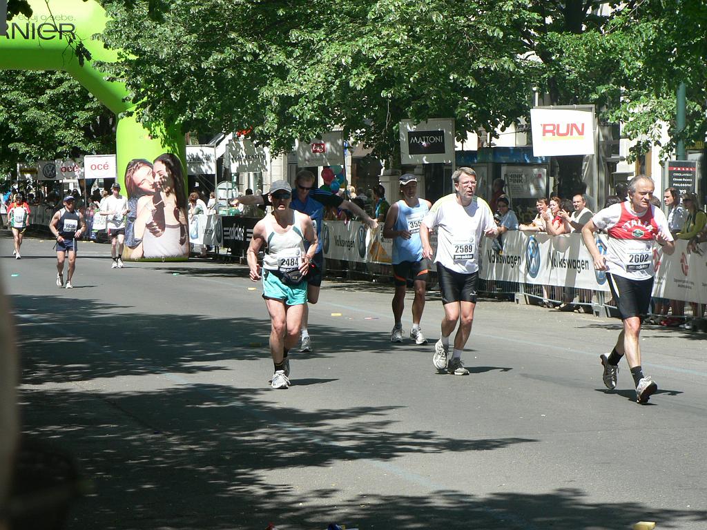 Maraton 08 095.jpg - Tito všichni skončili lépe než Kroci s Michalem, ale přesto je jejich výkon obrovský